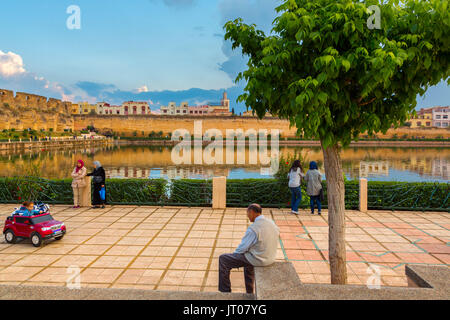 Das Leben auf der Straße. Sahrij Swani ein Becken See Stausee, alten verfallenen Mauern. Kaiserliche Stadt Meknes, Marokko, Maghreb Nordafrika Stockfoto