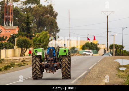 Mann beim Fahren eines Traktors. Die Landwirtschaft. Ländliche Gemeinde Zeguota. Marokko, Maghreb Nordafrika Stockfoto