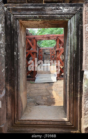 Tor und Wegs in Wat Phu oder Vat Phou Burg ist eine Burgruine Khmer Hindutempel in Pakse Champasak, Laos, Stockfoto