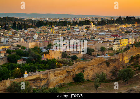 Dämmerung Landschaft, Panoramaaussicht, alte Stadtmauer, Souk Medina von Fes, Fes el Bali. Marokko, Maghreb Nordafrika Stockfoto