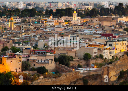 Dämmerung Landschaft, Panoramaaussicht, alte Stadtmauer, Souk Medina von Fes, Fes el Bali. Marokko, Maghreb Nordafrika Stockfoto