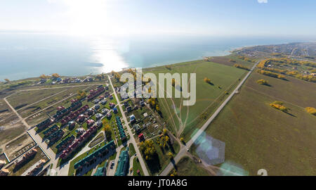 Luftaufnahme von einem Sommer Haus Dorf am blauen Meer. Stockfoto