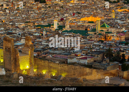 Dämmerung Landschaft, Panoramaaussicht, alte Stadtmauer, Souk Medina von Fes, Fes el Bali. Marokko, Maghreb Nordafrika Stockfoto