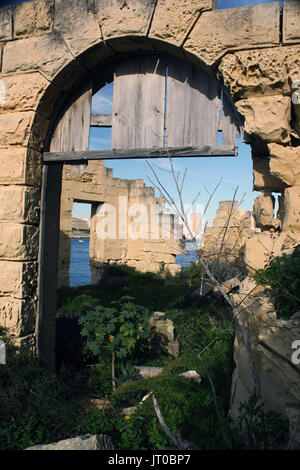 Vintage lokale Sandstein Kriegszeiten Strukturen in Malta Stockfoto