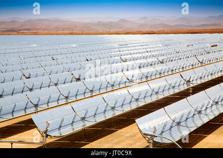 Thermische Solaranlagen nachhaltige Energie, Noor Ouarzazate Concentrated Solar Power Station Komplex. Marokko, Maghreb Nordafrika Stockfoto
