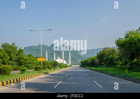 Shah Faisal Moschee mit der Ansicht von Margalla Hills, Islamabad, Pakistan im Juli 2017 Stockfoto