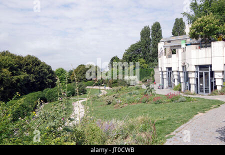 Park de Belleville, Paris, Frankreich, wurde 1988 eröffnet, der sich an einem der höchsten Punkte in der Stadt, in einer Gegend, die früher eine der ärmsten in der Stadt, Stockfoto