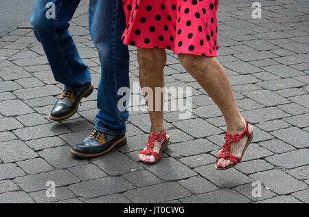 Ein paar jiving auf der Straße Stockfoto