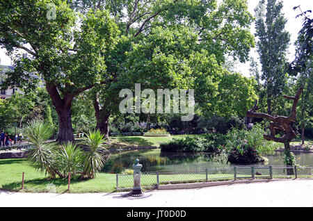 Square des Batignolles, Paris, Frankreich, Landschaftsbau, Rasen, Teich, See und Wege für dieses kleine, aber schöne, Pariser Nachbarschaft Park, Stockfoto