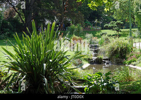 Square des Batignolles, Paris, Frankreich, Landschaftsbau, Rasen, Teich, See und Wege für dieses kleine, aber schöne, Pariser Nachbarschaft Park, Stockfoto