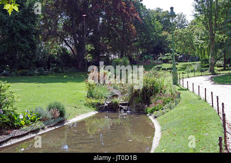 Square des Batignolles, Paris, Frankreich, Landschaftsbau, Rasen, Teich, See und Wege für dieses kleine, aber schöne, Pariser Nachbarschaft Park, Stockfoto