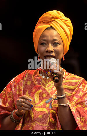 Fatoumata Diawara von Lamomali durchführen an den WOMAD-Festival, Charlton Park, Malmesbury, Wiltshire, England, 29. Juli 2017 Stockfoto