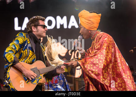 Matthieu Chedid' dueting mit Fatoumata Diawara von Lamomali im WOMAD-Festival, Charlton Park, Malmesbury, Wiltshire, England, 29. Juli 2017 Stockfoto