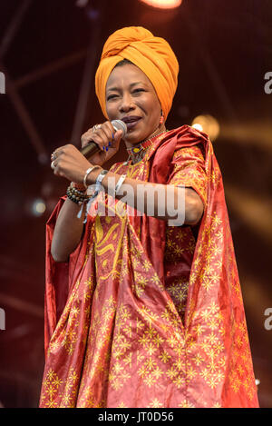 Fatoumata Diawara von Lamomali durchführen an den WOMAD-Festival, Charlton Park, Malmesbury, Wiltshire, England, 29. Juli 2017 Stockfoto