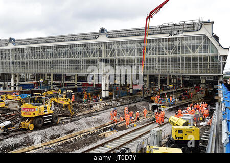 Technische arbeiten weiterhin an der Waterloo Station in London in eine Generalüberholung der Reise-Hub. Stockfoto