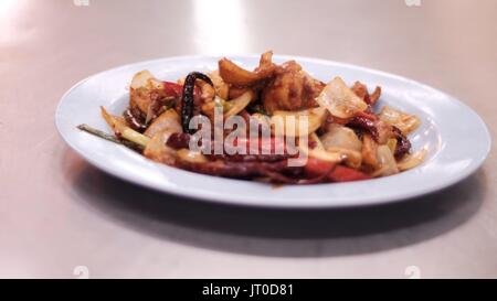 Authentisches, beliebtes, würziges, thailändisches Cashew-Nuss-Chicken-Essen auf einem Teller Stockfoto