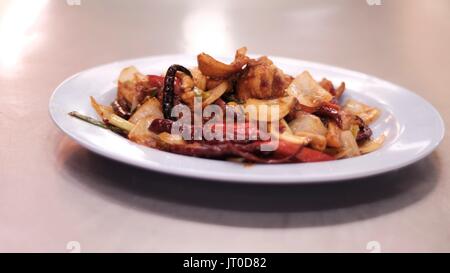 Authentisches, beliebtes, würziges, thailändisches Cashew-Nuss-Chicken-Essen auf einem Teller Stockfoto