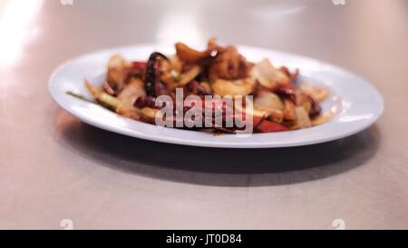 Authentisches, beliebtes, würziges, thailändisches Cashew-Nuss-Chicken-Essen auf einem Teller Stockfoto