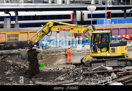 Technische arbeiten weiterhin an der Waterloo Station in London in eine Generalüberholung der Reise-Hub. Stockfoto