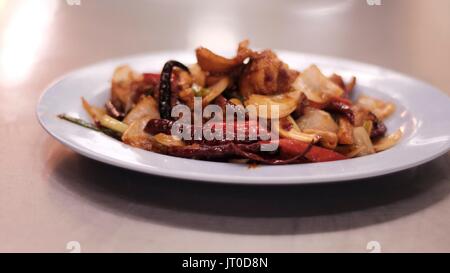 Authentisches, beliebtes, würziges, thailändisches Cashew-Nuss-Chicken-Essen auf einem Teller Stockfoto