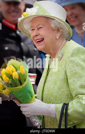 Ihre Majestät, Königin Elisabeth II., Lachen mit Gönner, die im Schloss Windsor versammelt 90. Geburtstag des Monarchen, 21. April 2016 zu feiern. Stockfoto