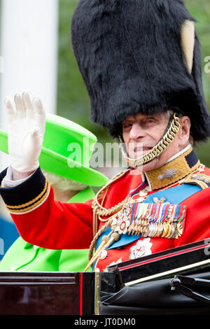Seine Königliche Hoheit, Prinz Philip, Herzog von Edinburgh, neben Ihre Majestät, Königin Elisabeth II., Fahrt eine offene überstieg Beförderung entlang der Mall, die Farbe Stockfoto