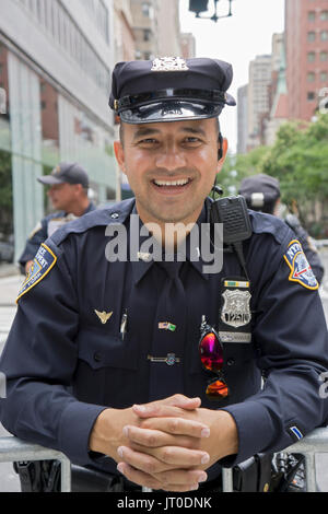 Eine gestellt Portrait eines pakistanischen amerikanische Polizisten bei der jährlichen Pakistan Day Parade in Midtown Manhattan, New York City Stockfoto