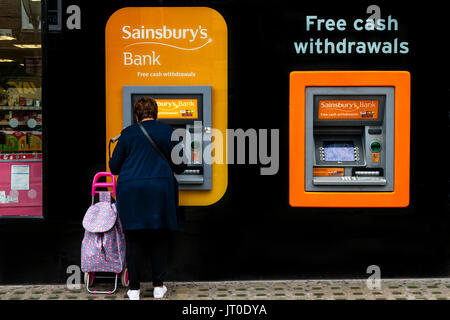 Eine Frau zieht sich eines Geldautomaten, Brighton, Sussex, UK Stockfoto