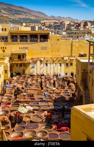 Chouwara traditionelle Leder Gerberei. Souk Medina von Fes, Fes el Bali. Marokko, Maghreb Nordafrika Stockfoto