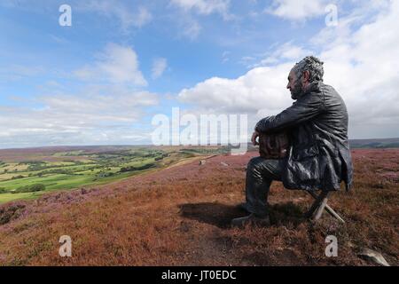 Der sitzende Mann, ein 3-Meter-Skulptur von Sean Henry, am Castleton Rigg, in der Nähe von Westerdale in den North York Moors National Park. Stockfoto