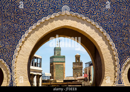 Das Leben auf der Straße. Bab Bou Jeloud Tor, Haupteingang Souk Medina von Fes, Fes el Bali. Marokko, Maghreb Nordafrika Stockfoto