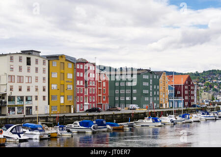 Bunte alte hölzerne Lagerhäusern und günstig Freizeit Boote auf dem Fluss Nidelva. Fjorgata, Trondheim, Sør-Trøndelag, Norwegen, Skandinavien, Europa Stockfoto