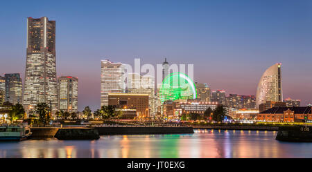 Beleuchtete Skyline von Yokohama im Morgengrauen, Kanagawa, Japan Stockfoto