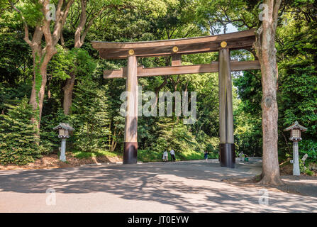 Torii-Tor, das zum Meiji-Schrein-Komplex führt, Tokio, Japan Stockfoto