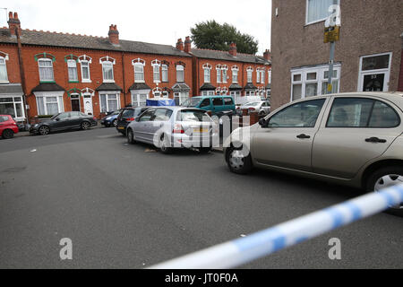 Polizei und Forensik Tenby unterwegs in Moseley, Birmingham, wo ein 40 Jahre alter Mann erstochen worden hat in der Polizei "brutal Attack" fordern. Stockfoto