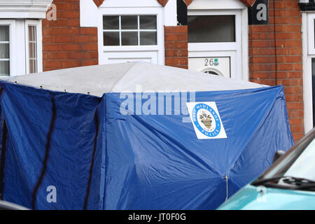 Forensics auf der Tenby Road in Moseley, Birmingham, wo ein 40-jähriger Mann bei einem von der Polizei als „brutaler Angriff“ bezeichnete Anschlag zu Tode erstochen wurde. Stockfoto