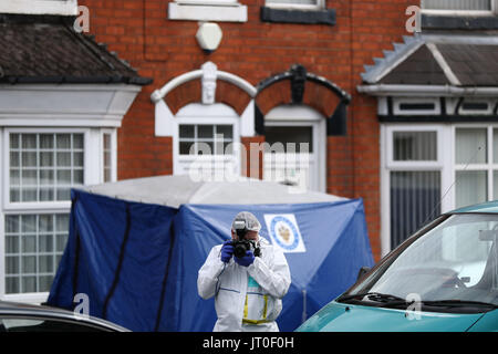 Forensics auf der Tenby Road in Moseley, Birmingham, wo ein 40-jähriger Mann bei einem brutalen Angriff, den die Polizei nennt, zu Tode erstochen wurde. Stockfoto