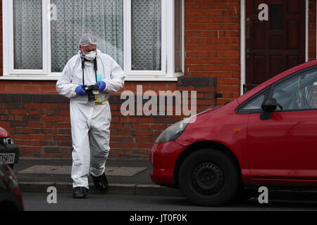 Forensik in Tenby Road in Moseley, Birmingham, wo ein 40 Jahre alter Mann erstochen worden hat in der Polizei "brutal Attack" fordern. Stockfoto