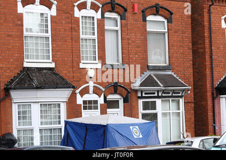 Forensik in Tenby Road in Moseley, Birmingham, wo ein 40 Jahre alter Mann erstochen worden hat in der Polizei "brutal Attack" fordern. Stockfoto