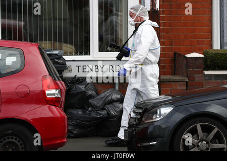 Forensics auf der Tenby Road in Moseley, Birmingham, wo ein 40-jähriger Mann bei einem brutalen Angriff, den die Polizei nennt, zu Tode erstochen wurde. Stockfoto