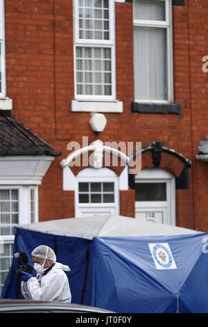 Forensik in Tenby Road in Moseley, Birmingham, wo ein 40 Jahre alter Mann erstochen worden hat in der Polizei "brutal Attack" fordern. Stockfoto