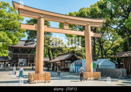 Drittes Torii-Tor, das zum Meiji-Schrein-Komplex führt, Tokio, Japan Stockfoto