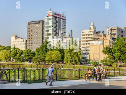 Shinobazuno Teich im Ueno Park, mit der Skyline von Ueno im Hintergrund, Taitō, Tokio, Japan Stockfoto