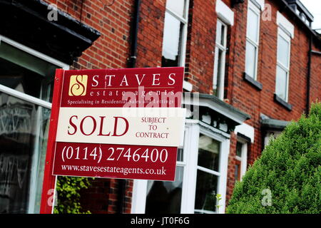 Verkauft Schild Haus in Woodseats, Sheffield, ein Bereich des Gehäuses Wachstum in South Yorkshire Stockfoto