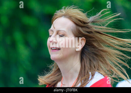 Frau mit Fliegen Haare feiern Sma Schuß Tag in der Parade durch die Straßen von Paisley, Schottland Reisen am 1. Juli 2017 Stockfoto