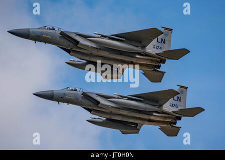 F-15C Eagle Paar an der United States Air Force 70th Jahrestag Flypast im Royal International Air Tattoo, Fairford, England am 14/07/17. Stockfoto