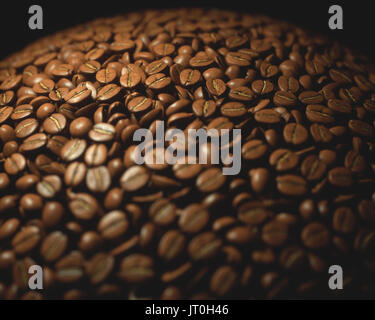 Geröstete Kaffeebohnen auf ovalen Fläche. Stockfoto
