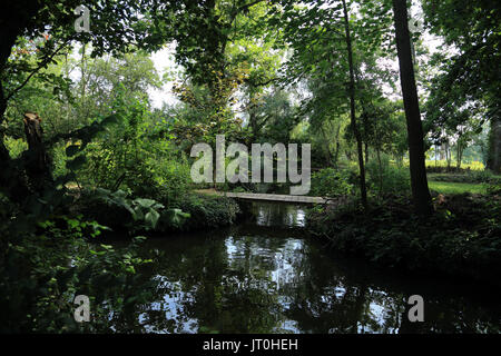 Blick auf die Brücke und den Fluss auf der schwimmenden Gärten von Les Hortillonnages, Amiens, Somme, Hauts-de-France, Frankreich Stockfoto