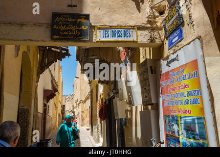 Das Leben auf der Straße. Souk Medina von Fes, Fes el Bali. Marokko, Maghreb Nordafrika Stockfoto