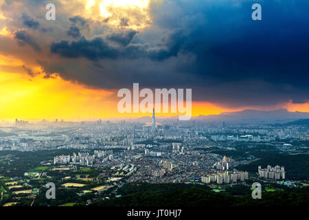 Sonnenuntergang und schönen Himmel bei Lotte World Mall in Seoul, Südkorea. Die beste Ansicht von Südkorea an Namhansanseong Festung. Stockfoto